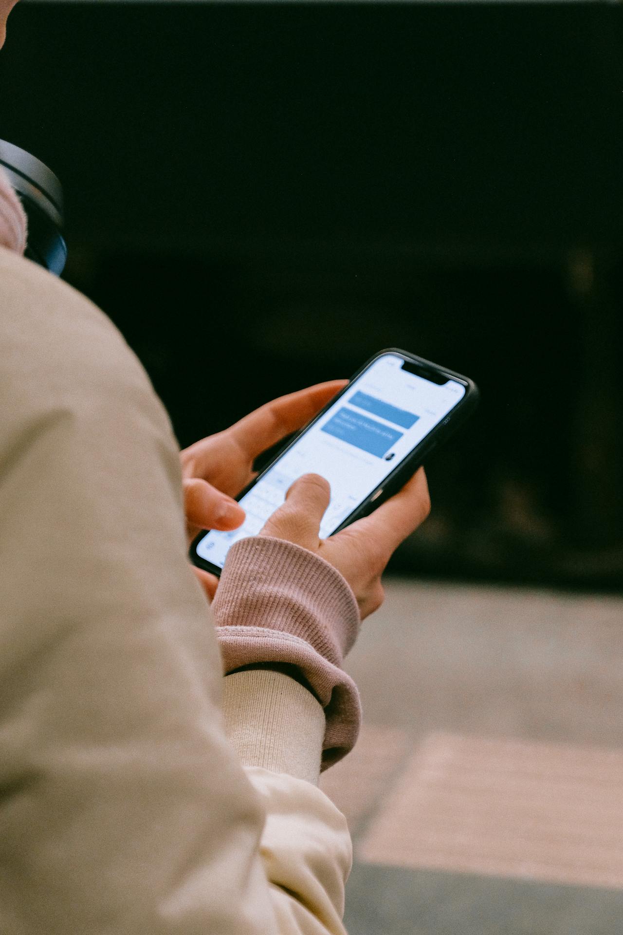 Person using Flayri app